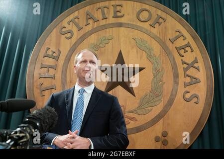 Der Staatsvertreter von `, John Turner, D-Dallas, spricht mit den Medien über seine Gründe für seinen Aufenthalt in Austin, da das Repräsentantenhaus am Tag, nachdem die meisten demokratischen Mitglieder den Staat aus Protest gegen restriktive Stimmrechtsentwürfe, die in der 87. Legislaturperiode in Erwägung gezogen werden, versucht, eine Beschlussfähigkeit der Mitglieder zu erhalten. Weniger als die erforderlichen 2/3 Mitglieder erschienen, so dass die Kammer rechtlich keine Geschäfte führen kann. Kredit: Bob Daemmrich/Alamy Live Nachrichten Stockfoto